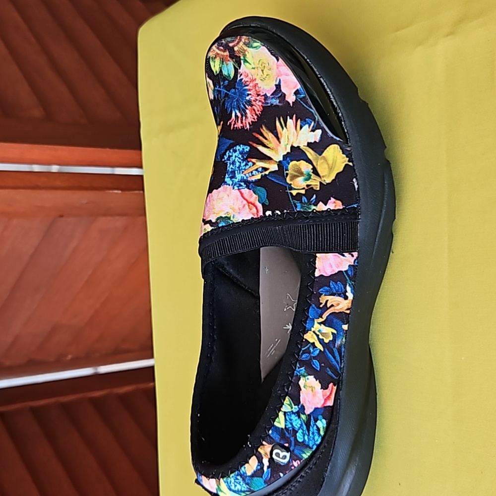 Bzees Women's Lollipop slip on floral print memory foam flats. Women's size 6.5M - Picture 7 of 10